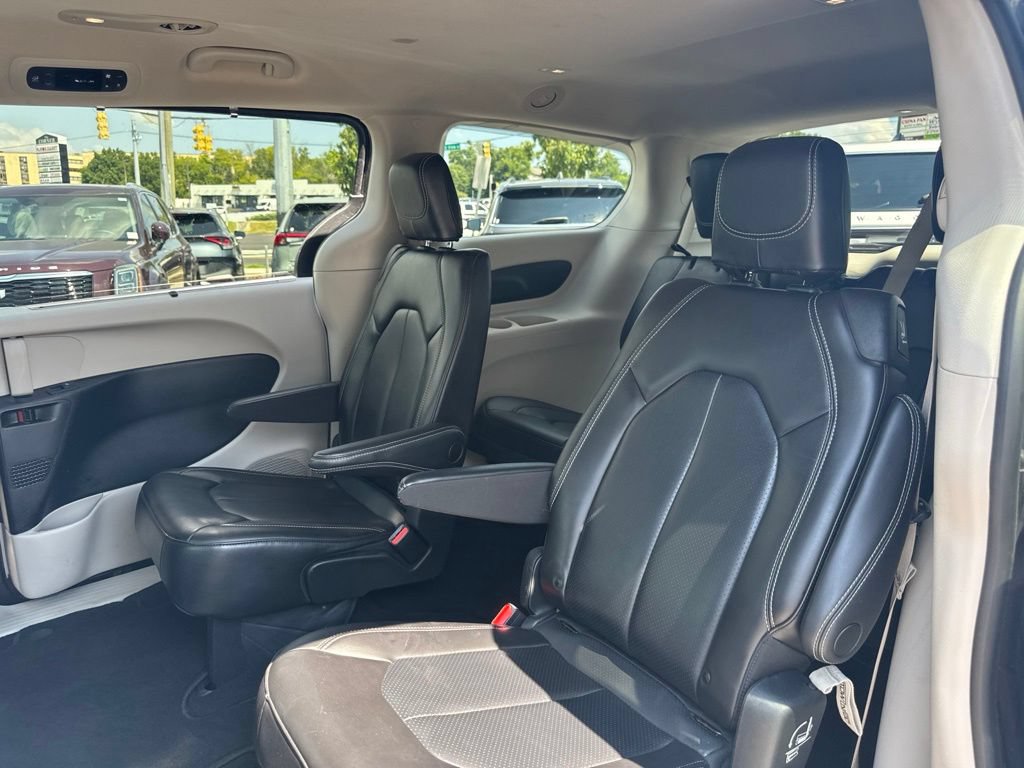 Used 2023 Chrysler Pacifica Touring-L FWD image 22
