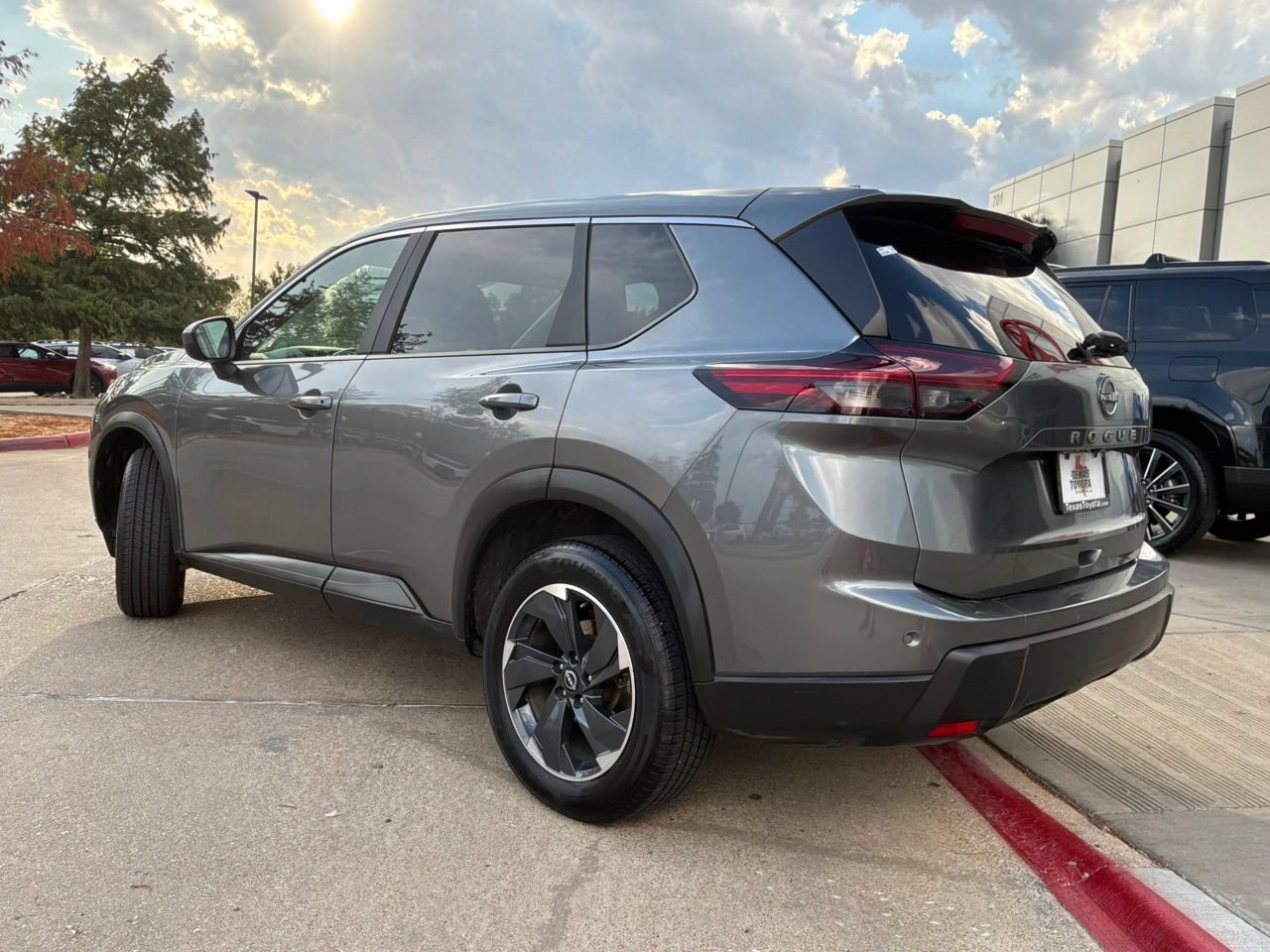 Used 2025 Nissan Rogue SV FWD image 8