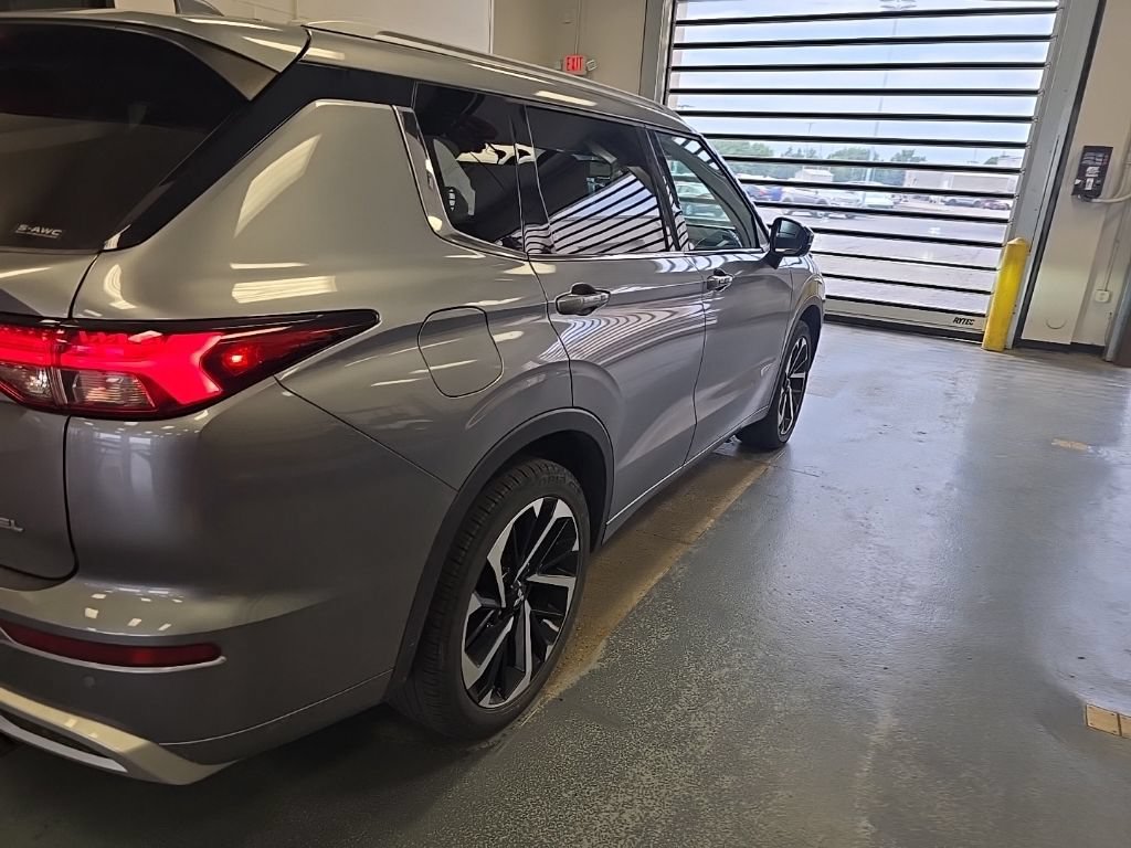 Used 2023 Mitsubishi Outlander SEL AWD/4WD image 3