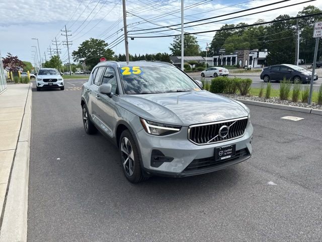 Certified 2025 Volvo XC40 B5 Plus AWD/4WD image 6