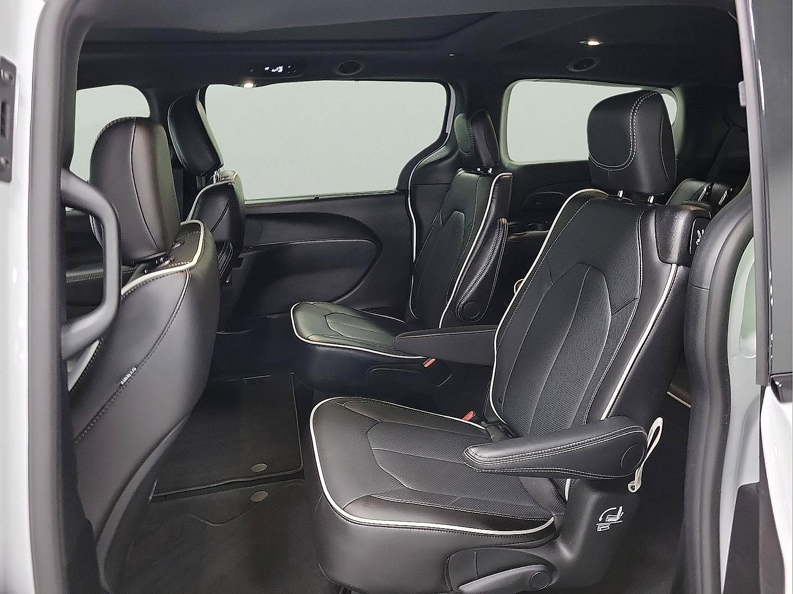 Used 2026 Chrysler Pacifica Limited w/ S Appearance Package image 8