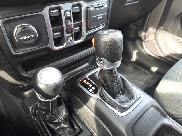 Used 2025 Jeep Wrangler Unlimited Sahara w/ Safety Group AWD/4WD image 27
