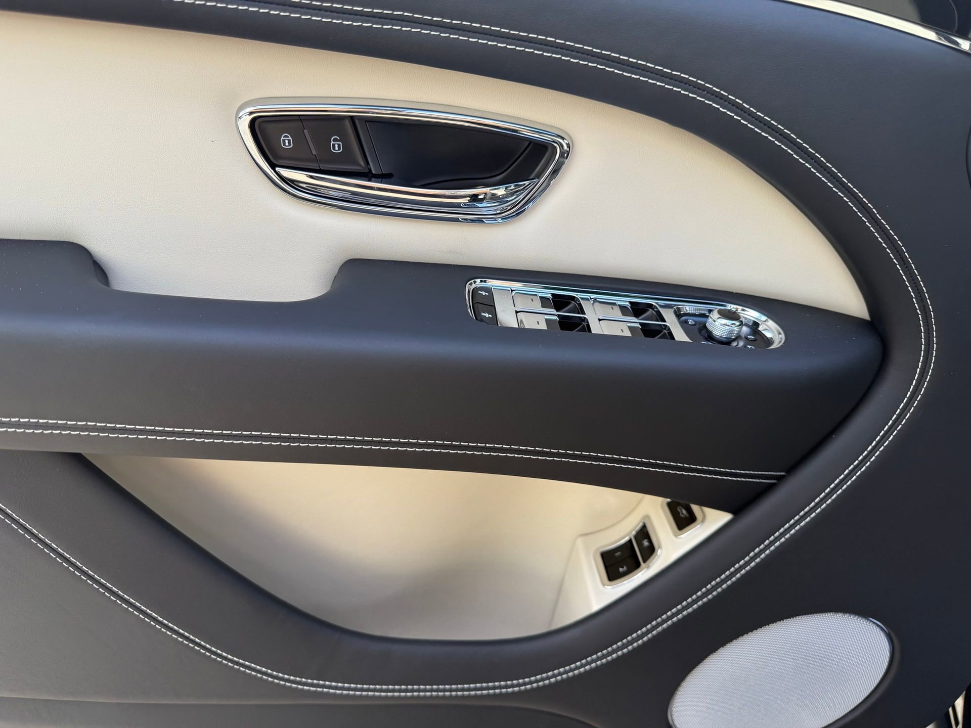 New 2025 Bentley Bentayga image 36