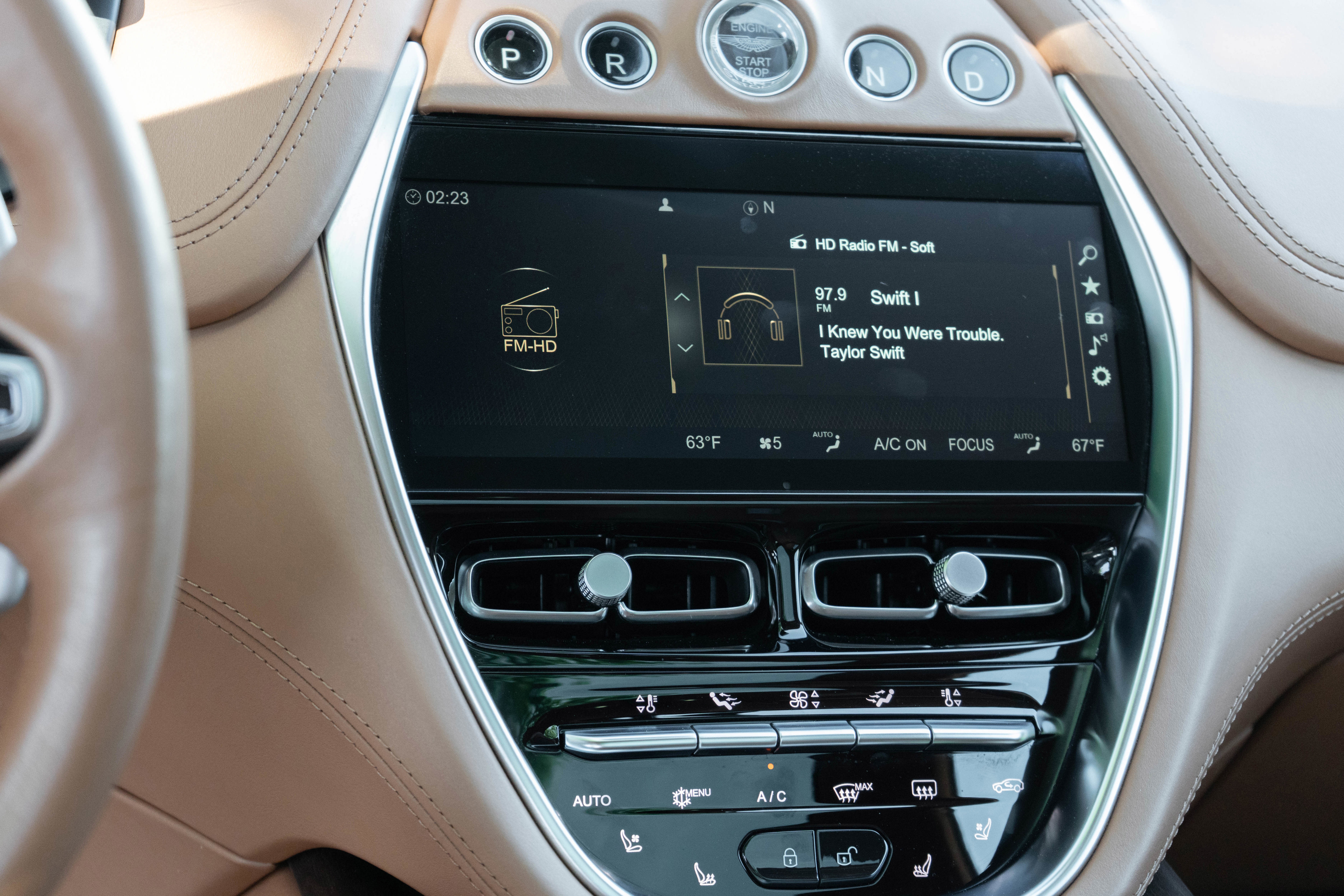 Used 2021 Aston Martin DBX AWD/4WD image 23