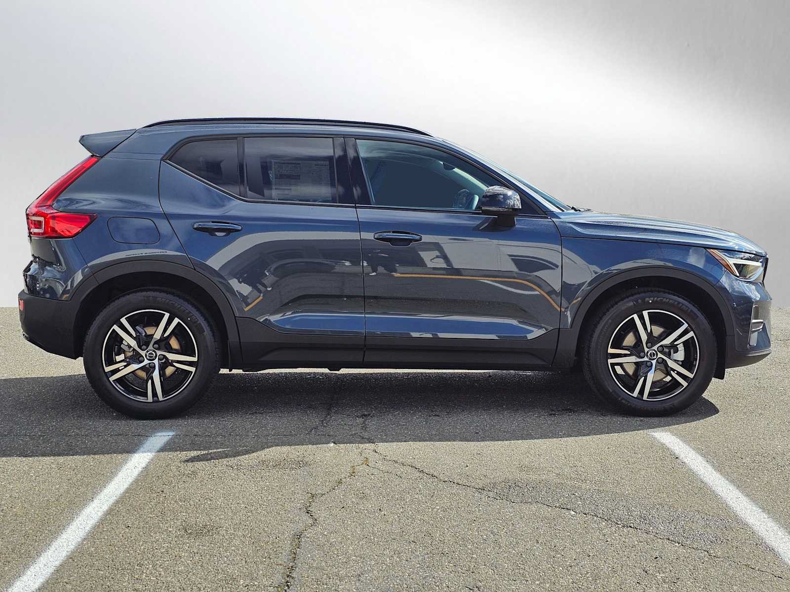 New 2026 Volvo XC40 B5 Core w/ Climate Package AWD/4WD image 2
