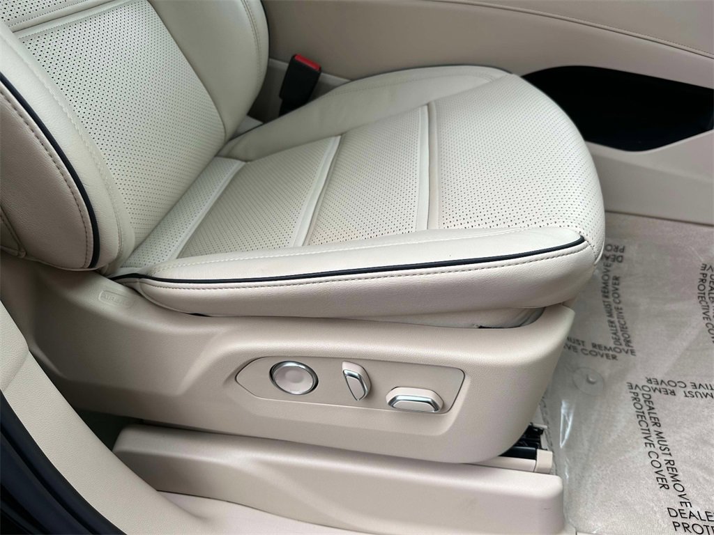 Used 2024 Cadillac Escalade Premium Luxury image 17
