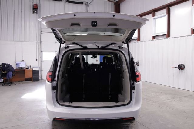 Used 2024 Chrysler Pacifica Touring-L image 25