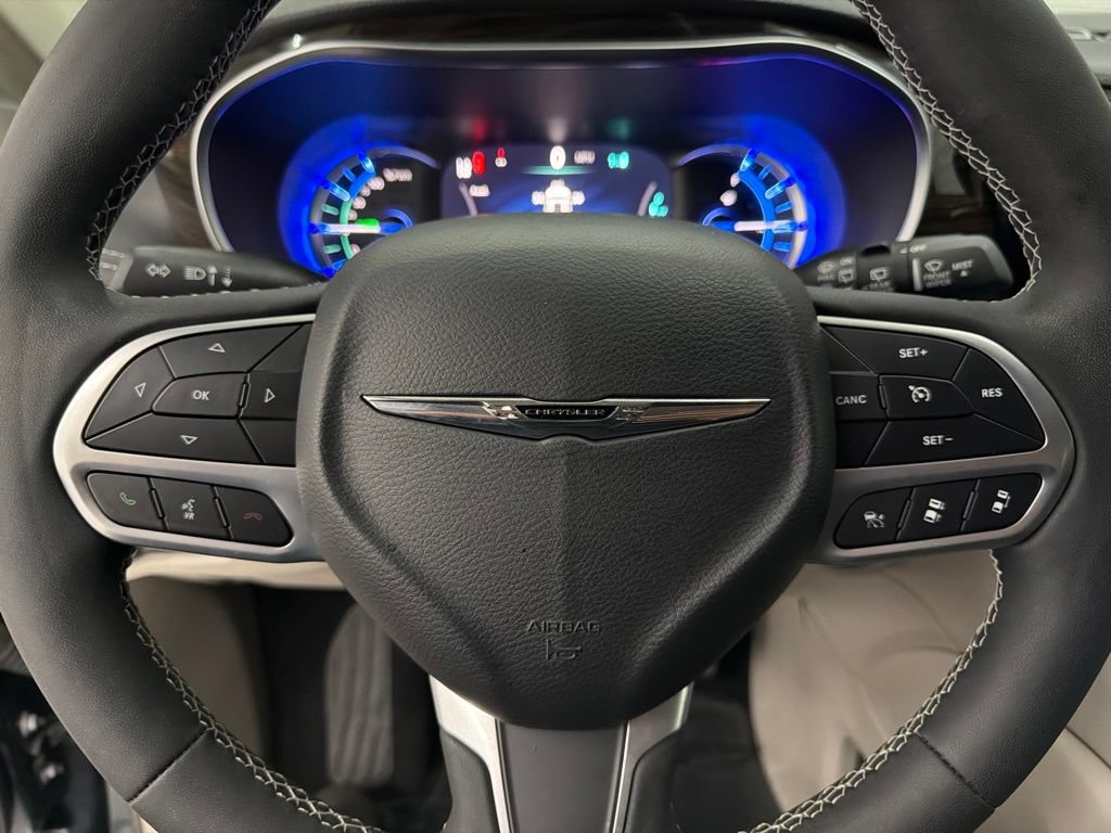 Used 2023 Chrysler Pacifica Limited FWD image 16