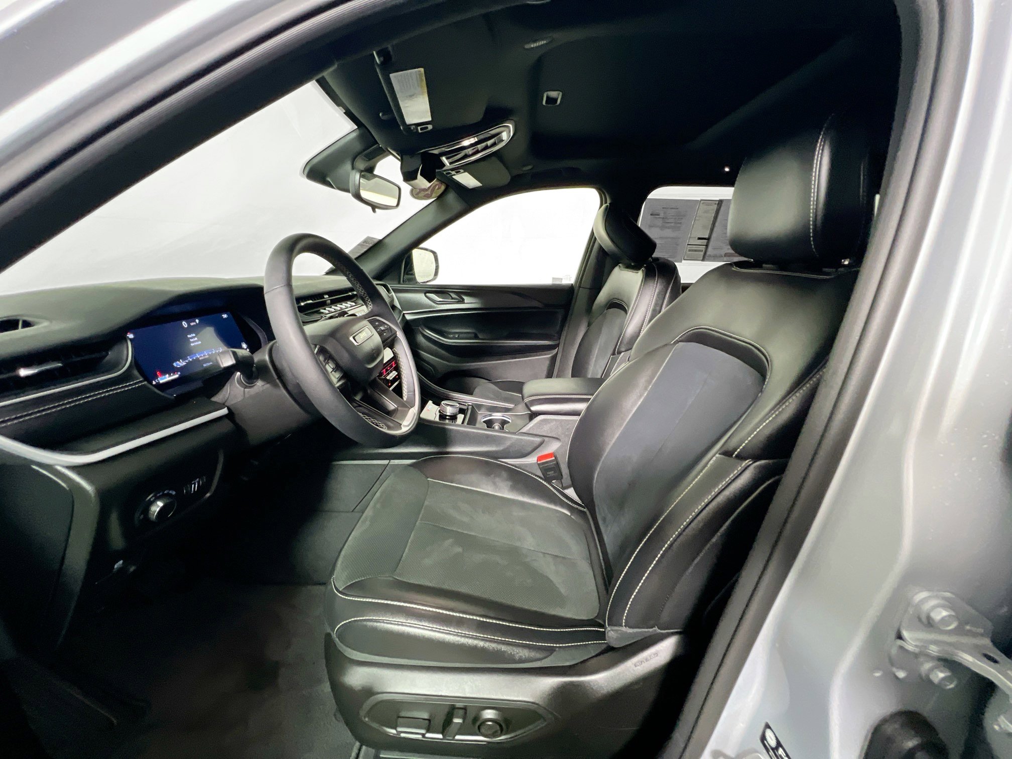 Used 2024 Jeep Grand Cherokee Altitude image 14