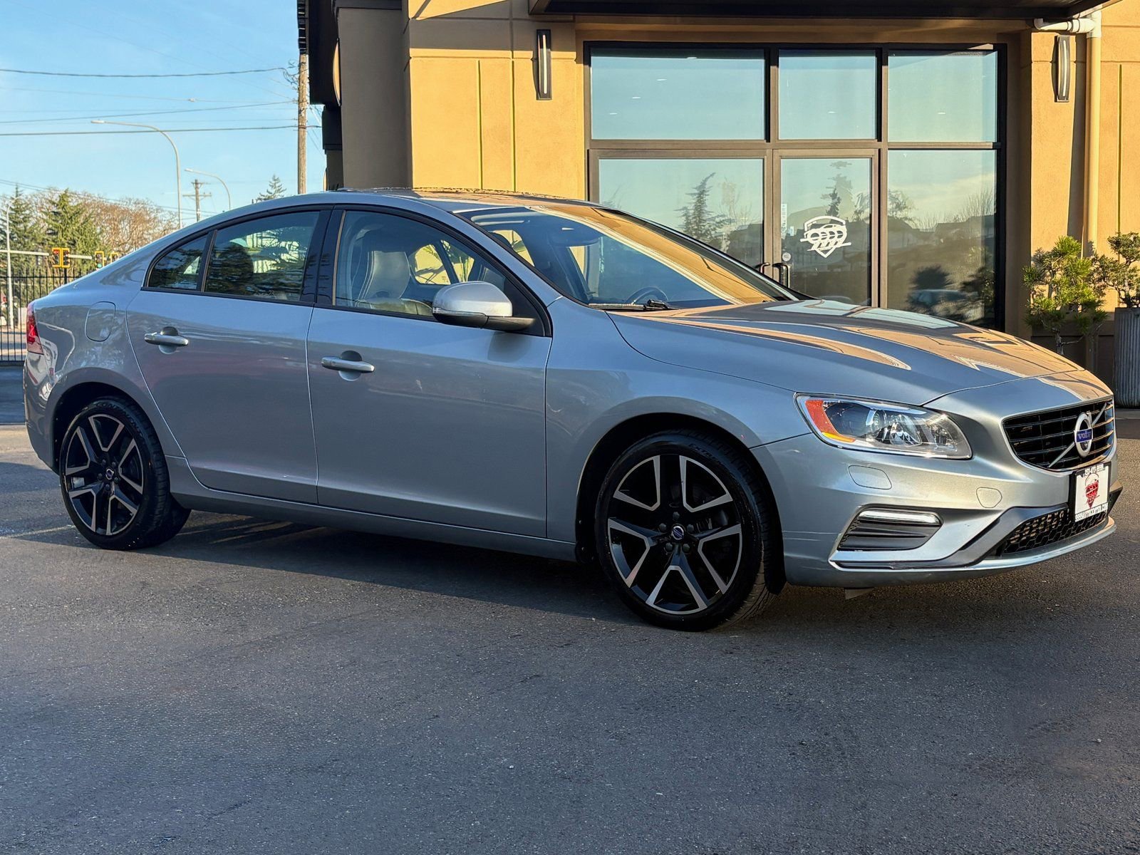 Used 2018 Volvo S60 T5 Dynamic image 2
