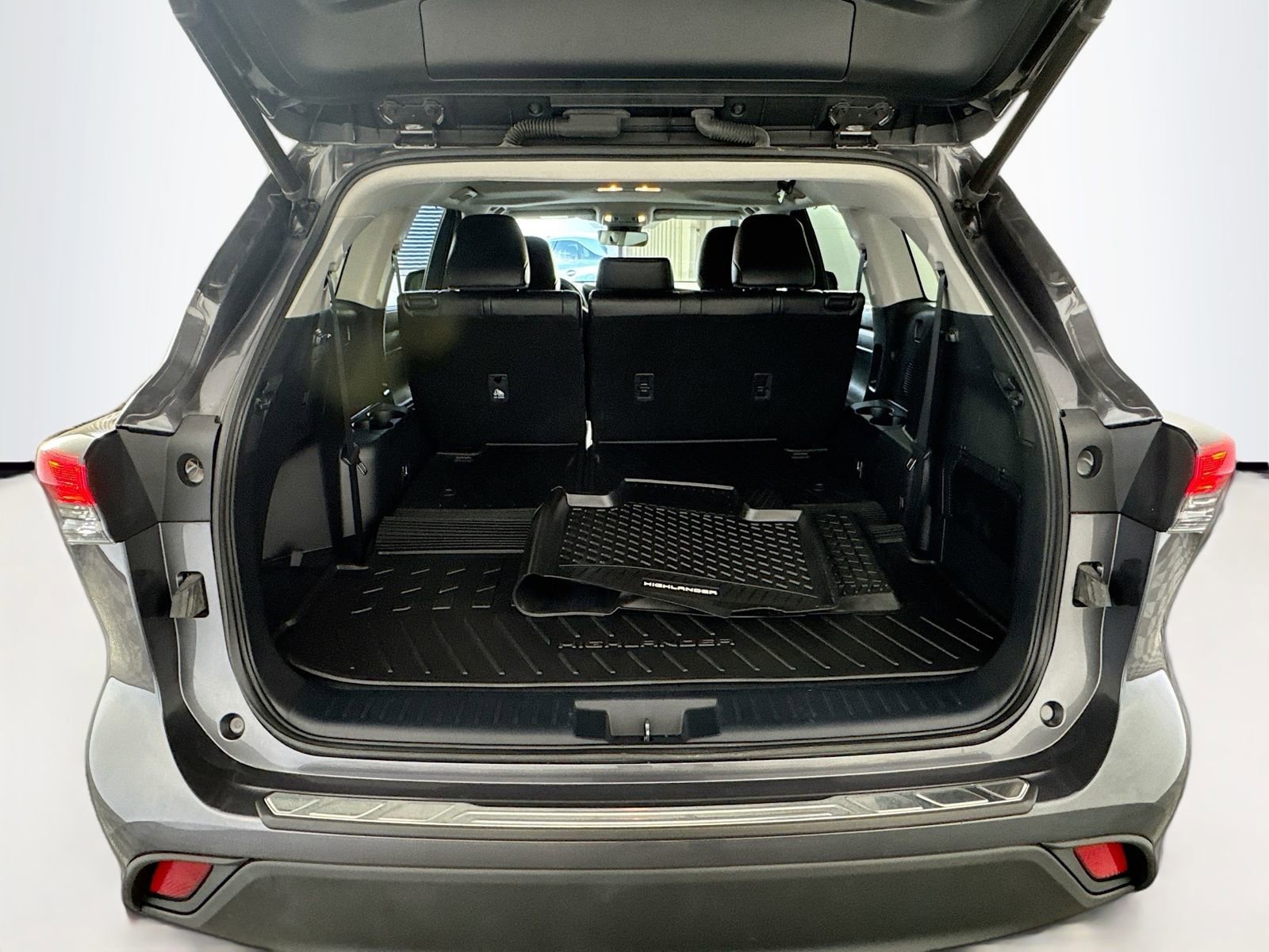 Used 2022 Toyota Highlander XLE AWD/4WD image 24