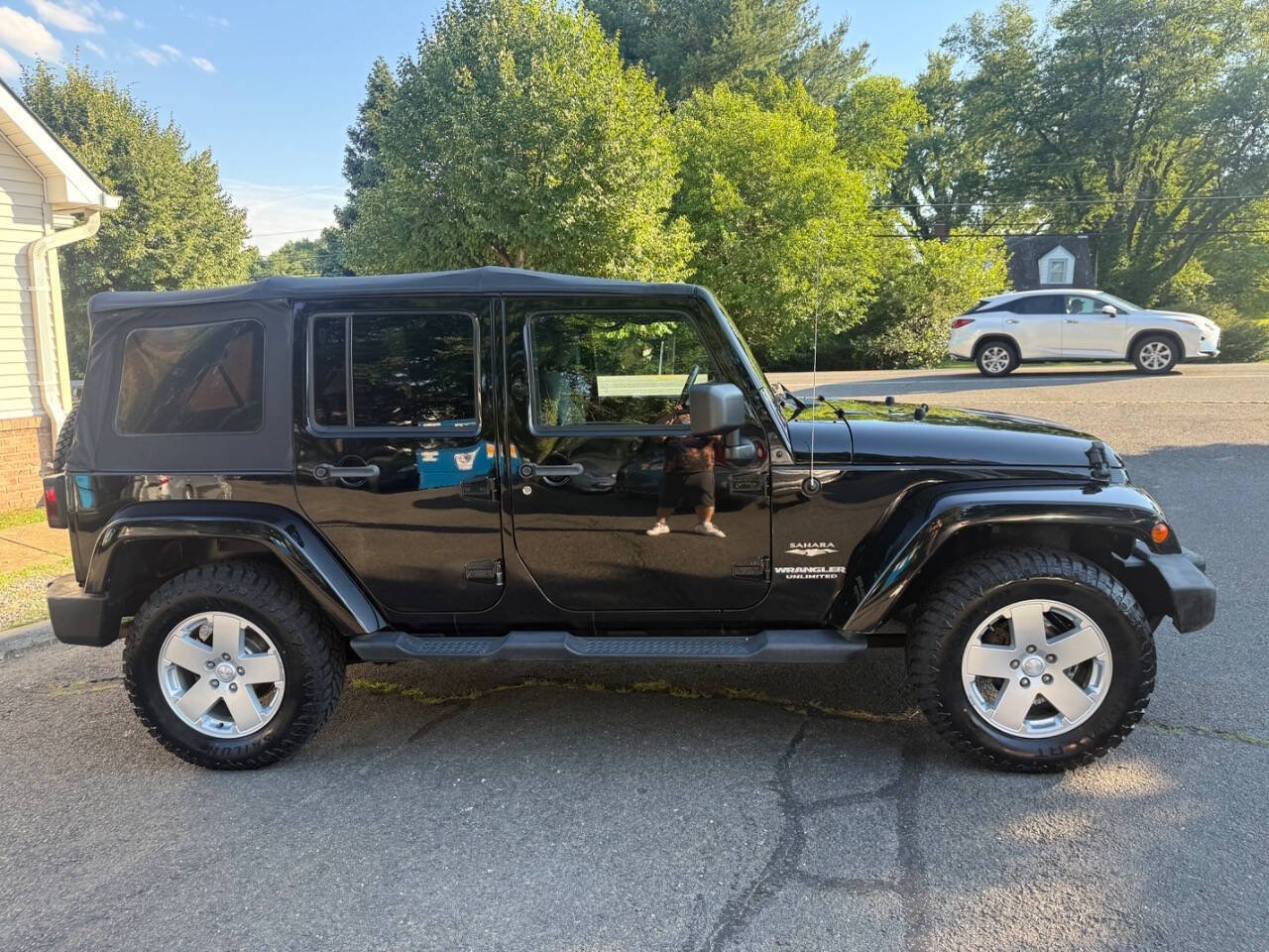 Used 2012 Jeep Wrangler Unlimited Sahara w/ Connectivity Group AWD/4WD image 10
