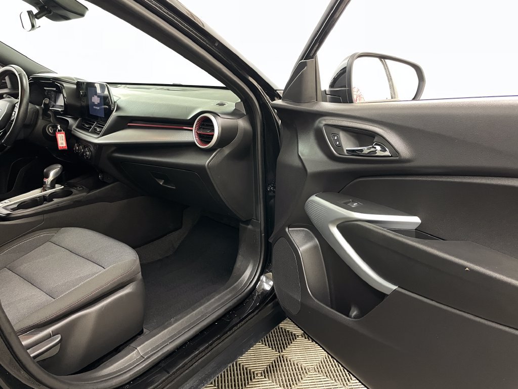 Used 2025 Chevrolet Trax RS w/ Driver Confidence Package FWD image 34