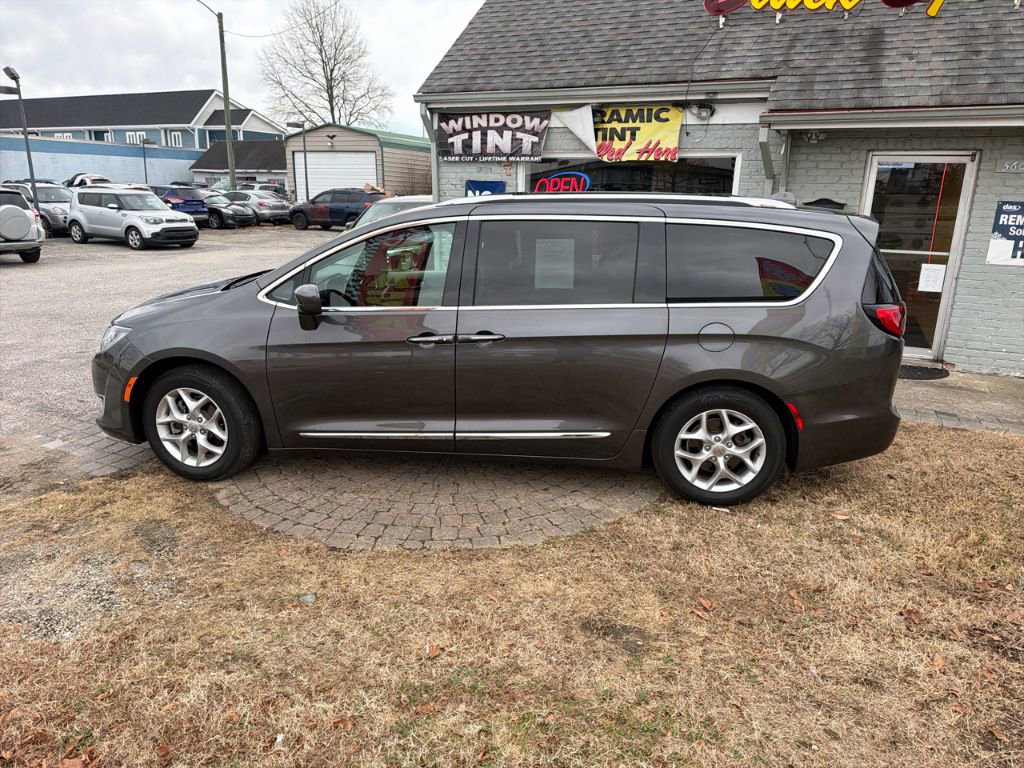 Used 2019 Chrysler Pacifica Touring-L w/ Tire & Wheel Group image 17