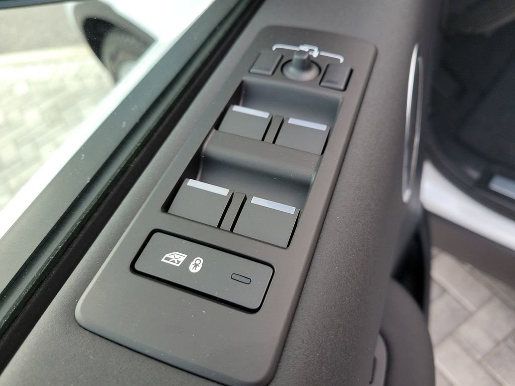 New 2025 Land Rover Discovery S image 24