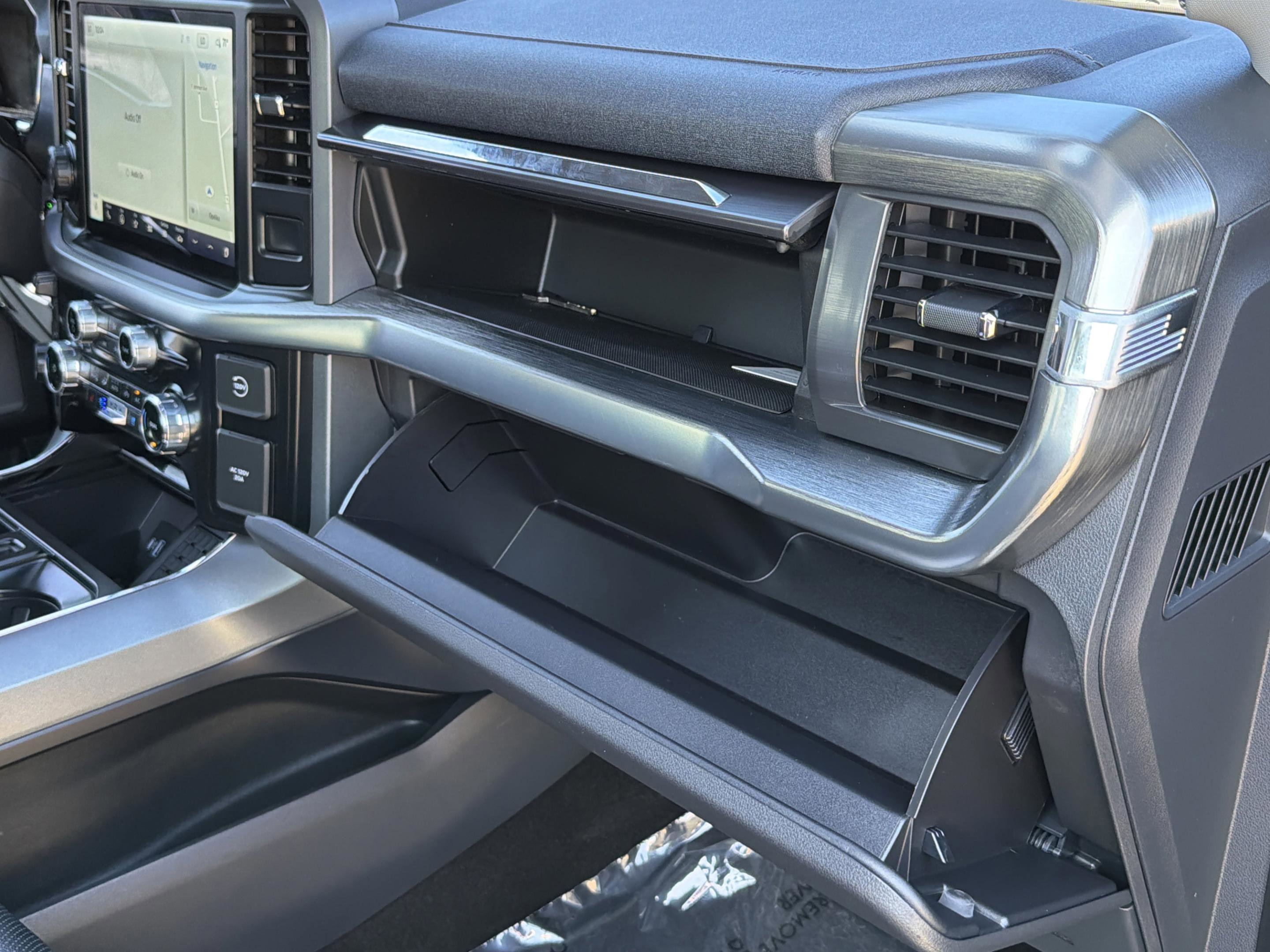 Used 2023 Ford F150 Lariat w/ Trailer Tow Package image 31