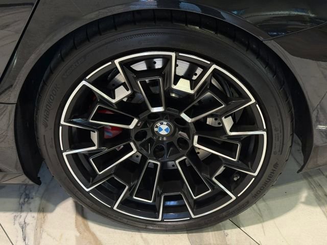 Used 2025 BMW M5 w/ Executive Package image 34