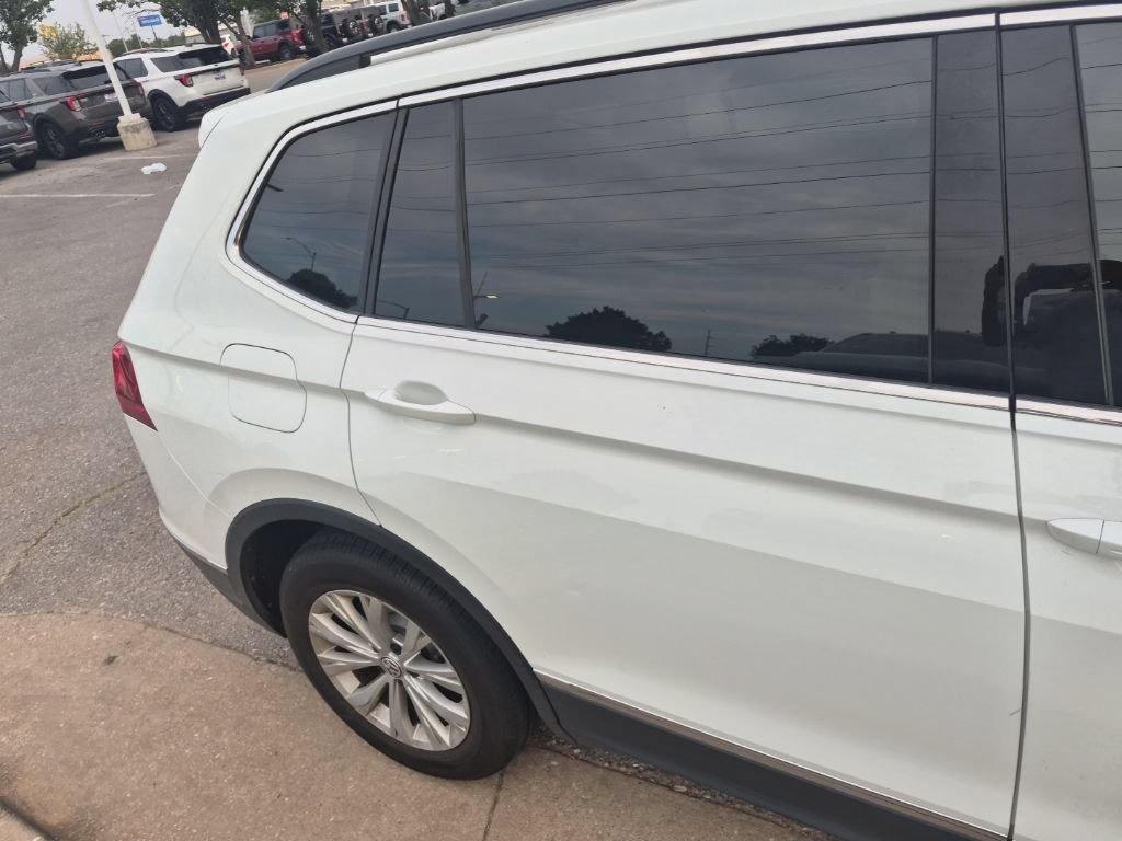 Used 2018 Volkswagen Tiguan SE w/ Panoramic Sunroof Package FWD image 16
