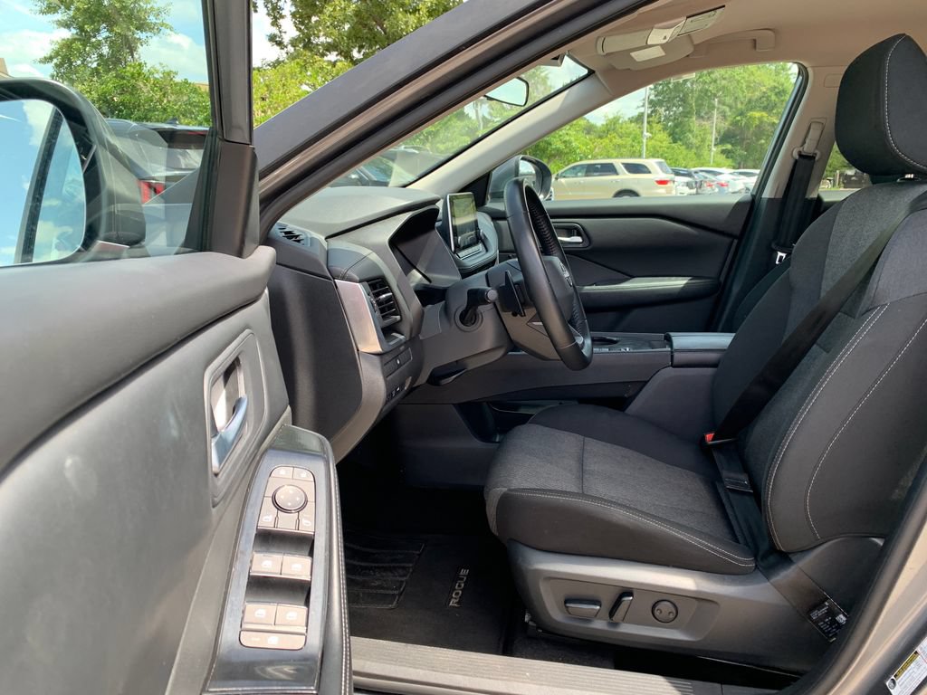 Used 2025 Nissan Rogue SV FWD image 23