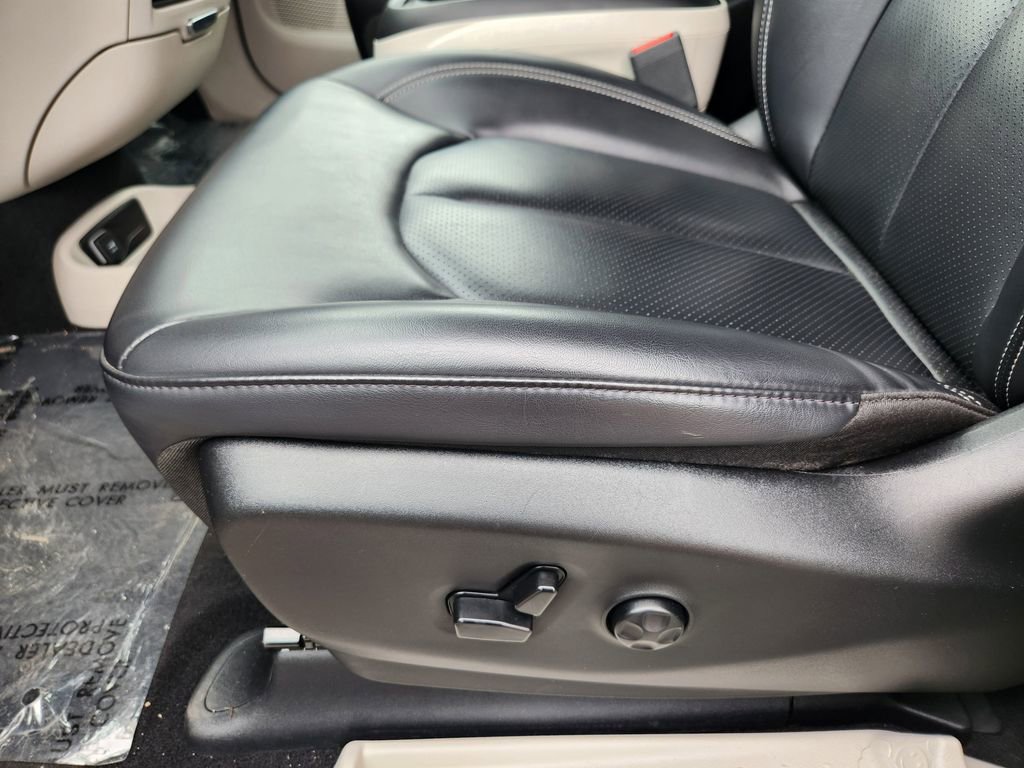 Used 2024 Chrysler Pacifica Limited FWD image 14