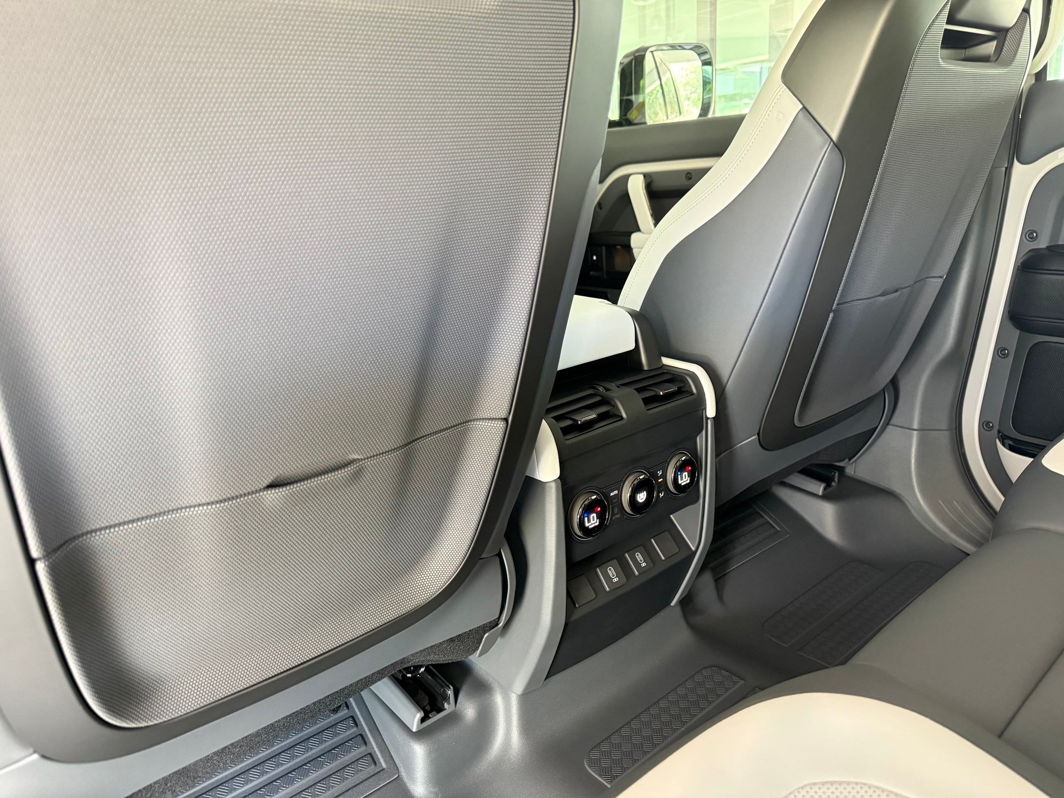 New 2026 Land Rover Defender 110 OCTA AWD/4WD image 30