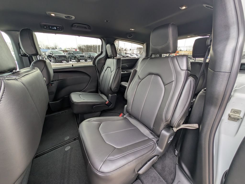 New 2026 Chrysler Pacifica Select w/ S Appearance Package image 16