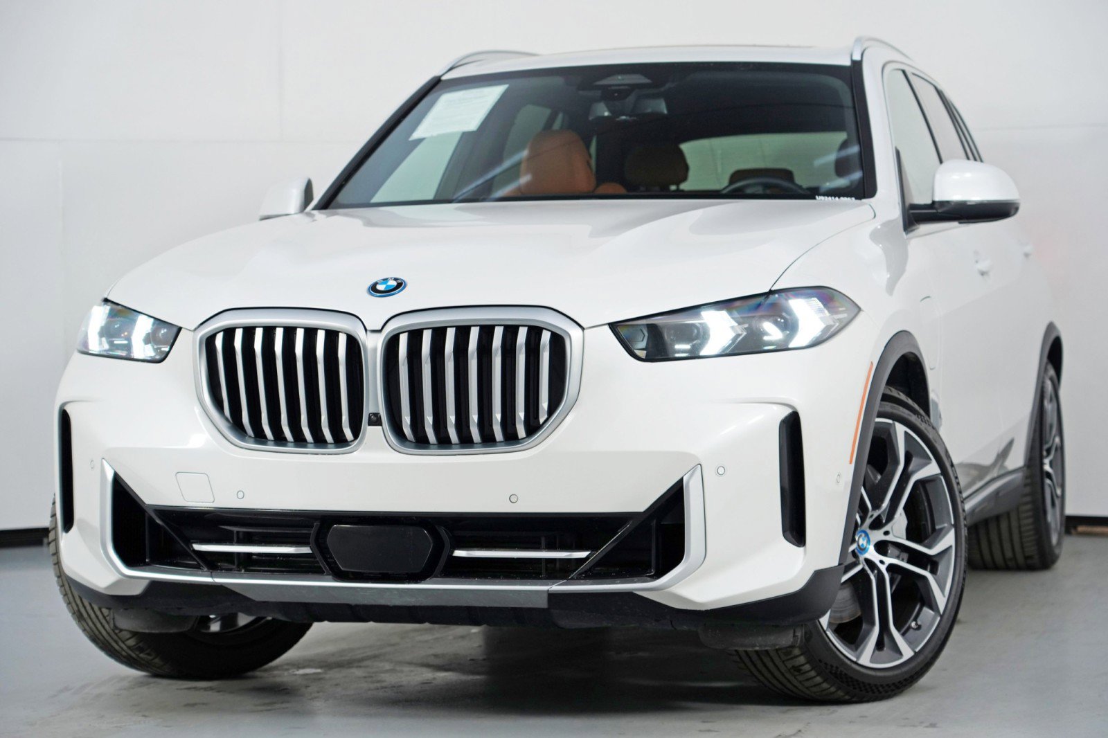 Used 2024 BMW X5 xDrive50e w/ Parking Assistance Package image 3