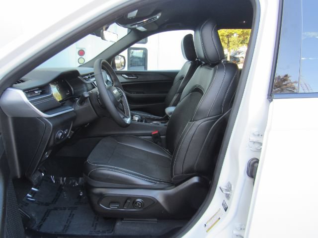 Used 2025 Jeep Grand Cherokee Altitude AWD/4WD image 14