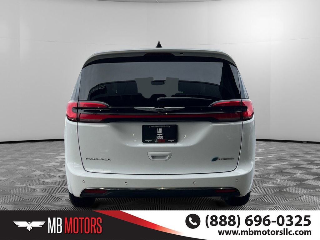 Used 2024 Chrysler Pacifica Select FWD image 4
