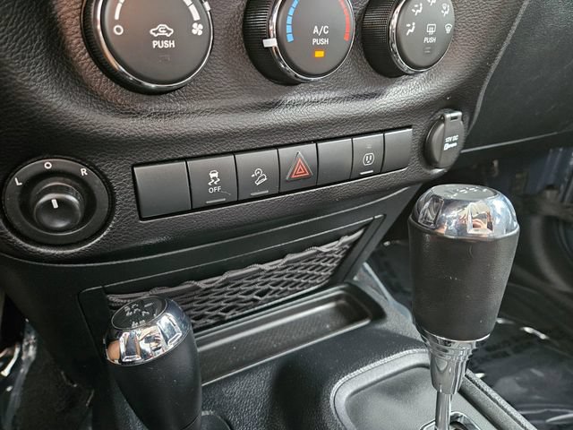 Used 2016 Jeep Wrangler Unlimited Sahara w/ Connectivity Group AWD/4WD image 32