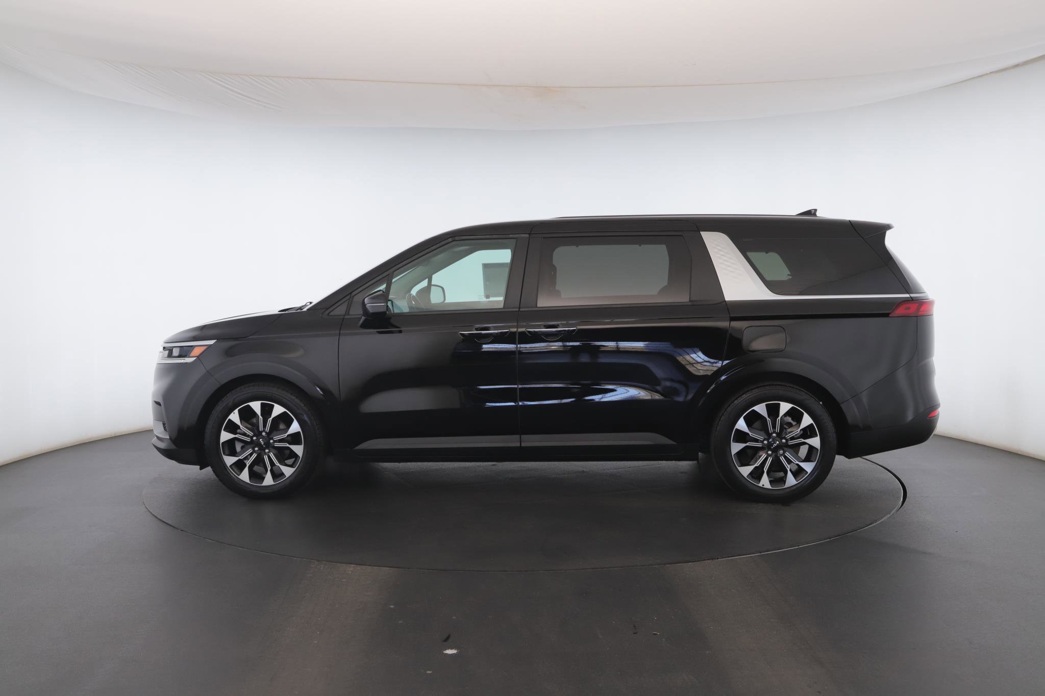 Used 2023 Kia Carnival EX FWD image 19