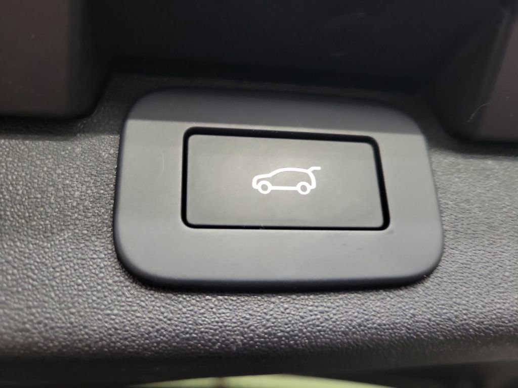 Certified 2024 Land Rover Discovery Dynamic SE image 32