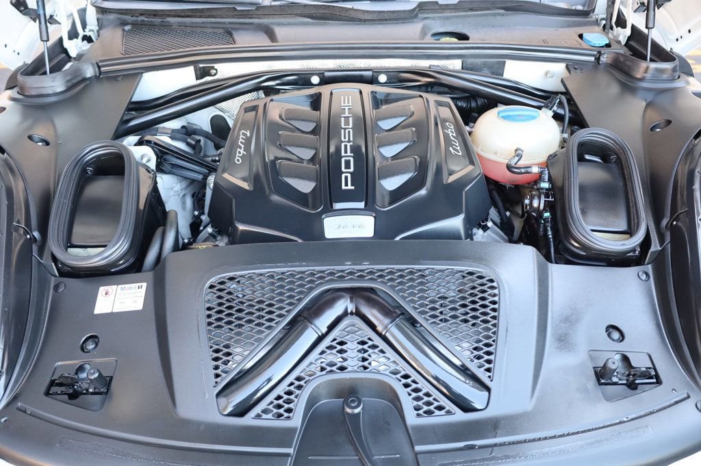 Used 2015 Porsche Macan Turbo image 10