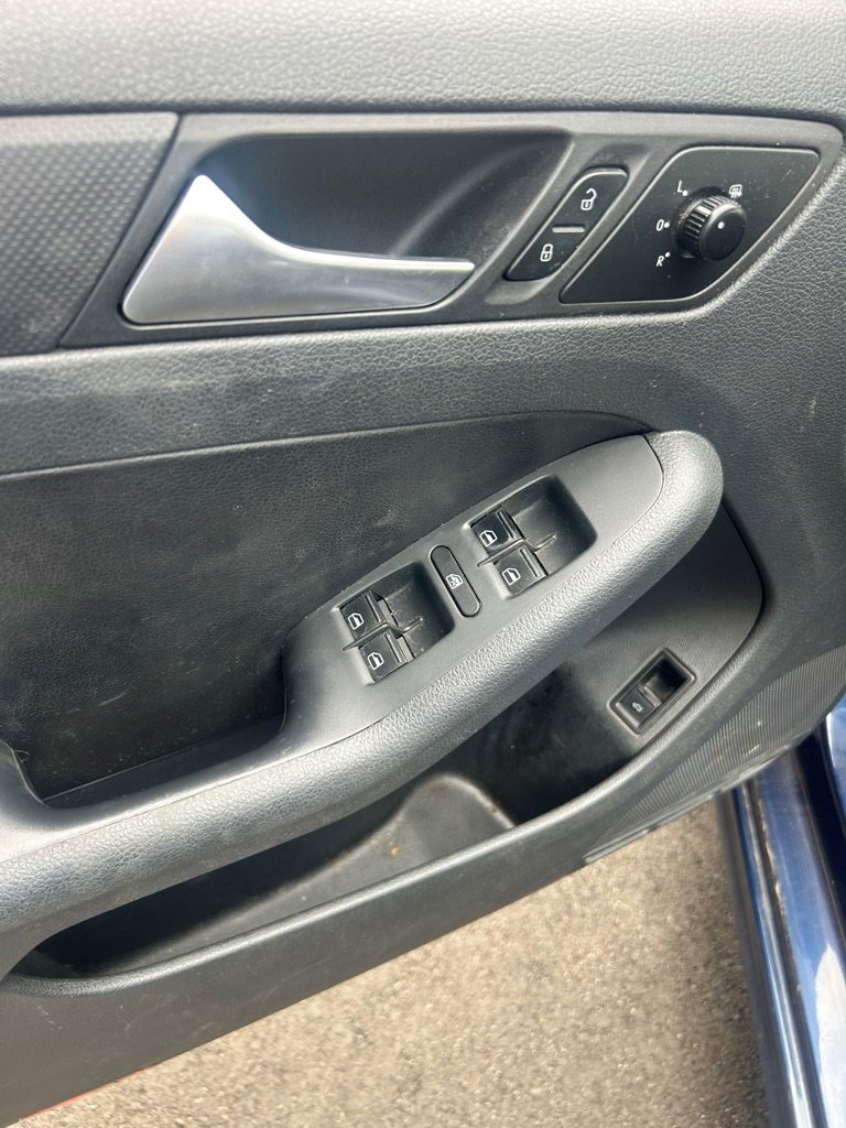 Used 2012 Volkswagen Jetta SE FWD image 5