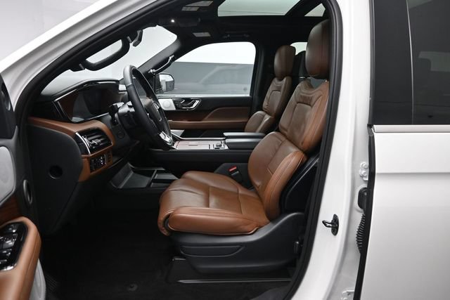 Certified 2023 Lincoln Navigator Reserve AWD/4WD image 10