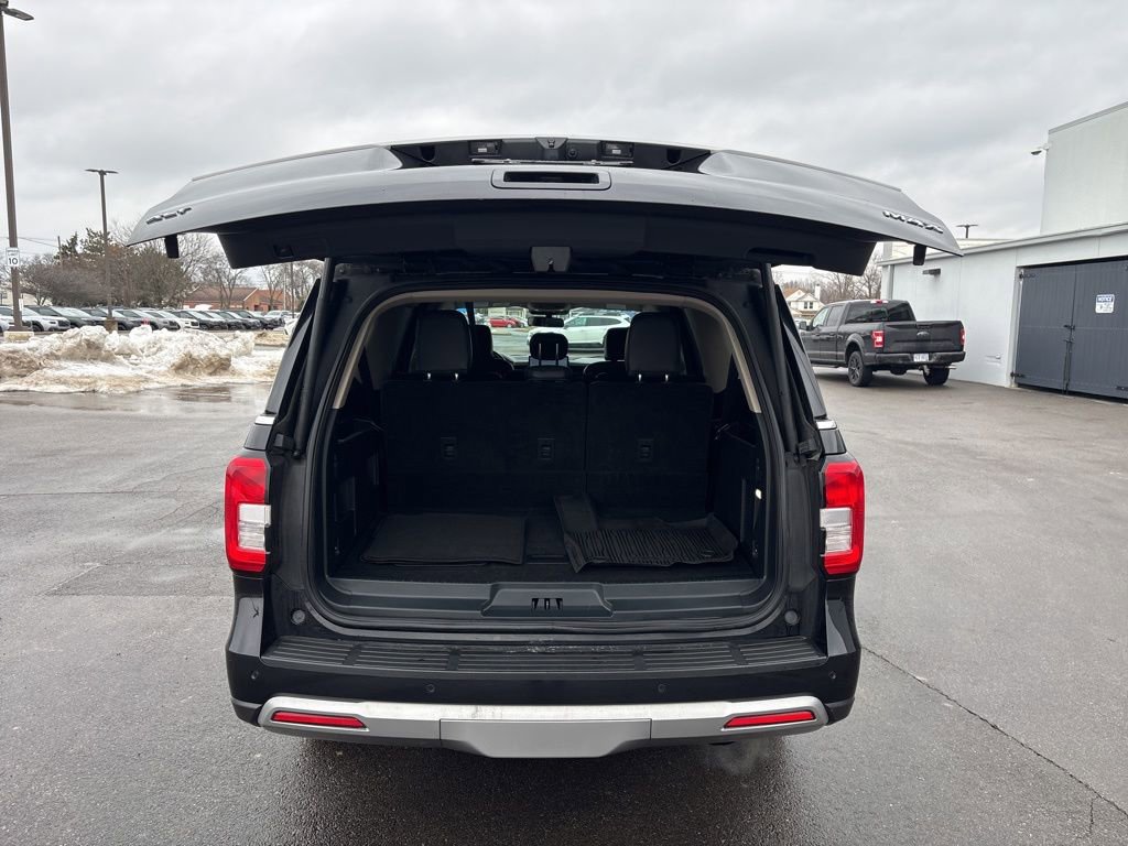 Used 2024 Ford Expedition Max XLT image 7