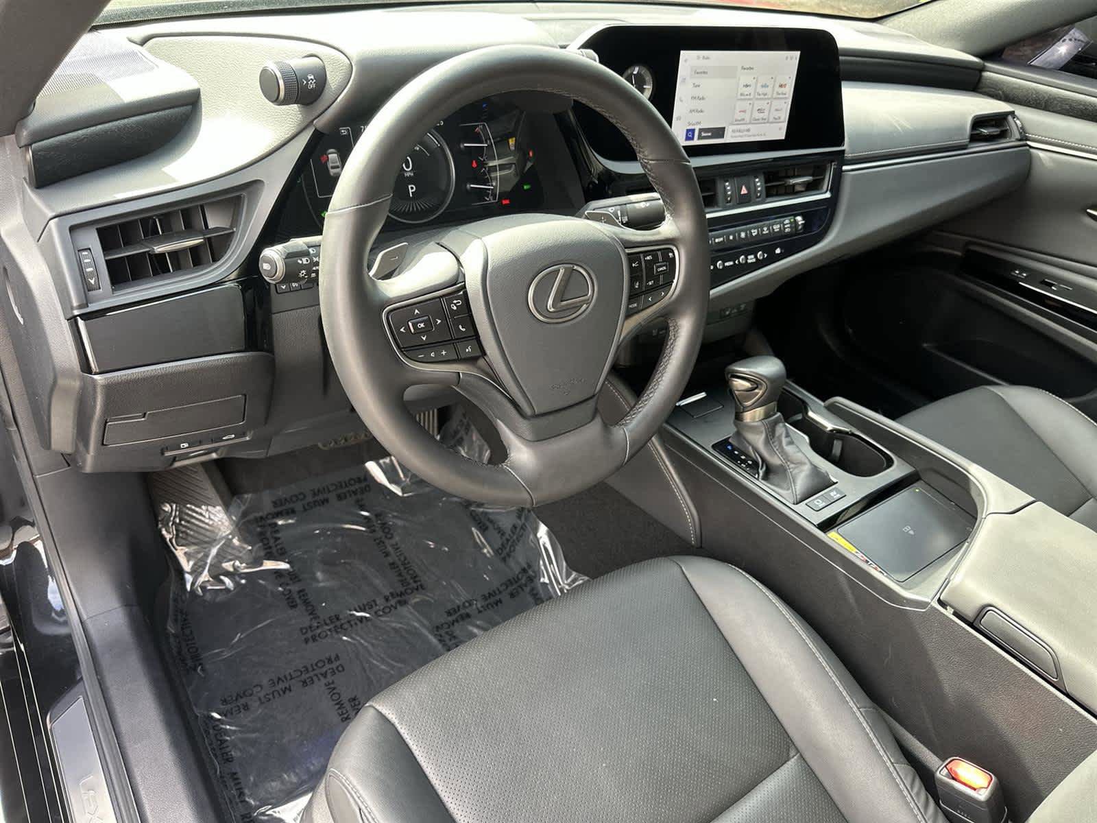 Used 2024 Lexus ES 300h w/ Premium Package image 2