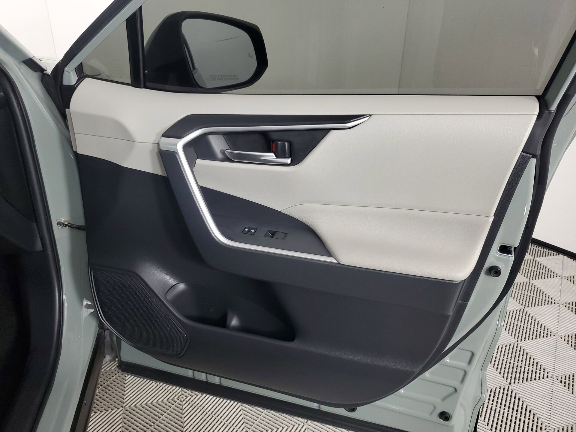 Used 2019 Toyota RAV4 XLE w/ Convenience Package image 25