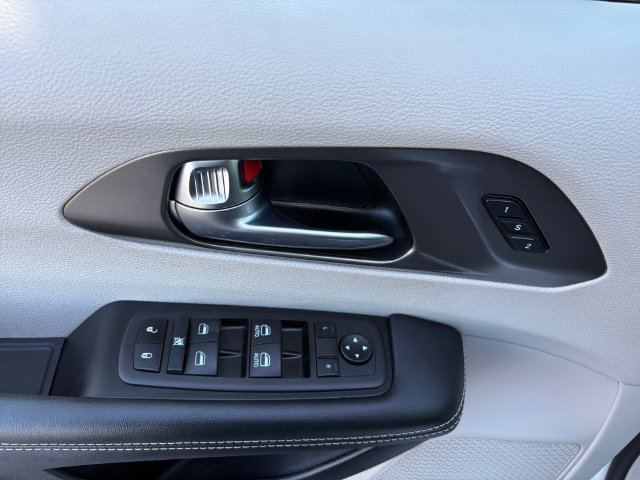 Used 2023 Chrysler Pacifica Touring-L FWD image 20