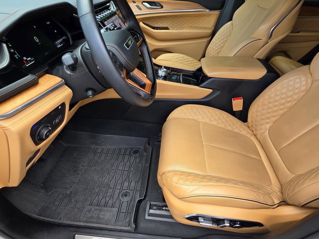 Used 2022 Jeep Grand Cherokee Summit AWD/4WD image 7