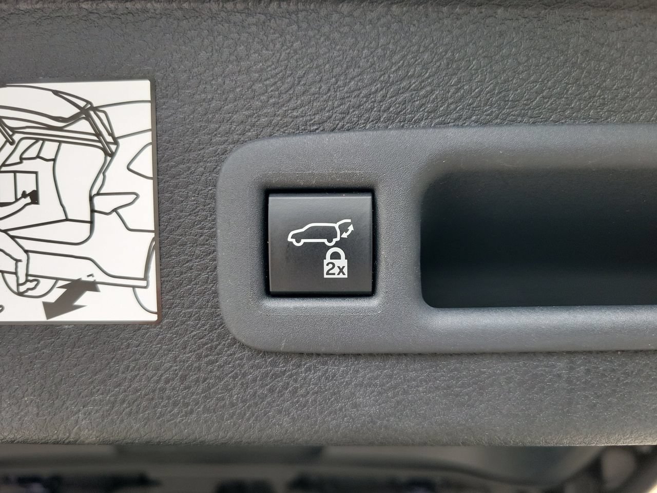 Used 2023 Toyota Sienna XLE FWD image 9