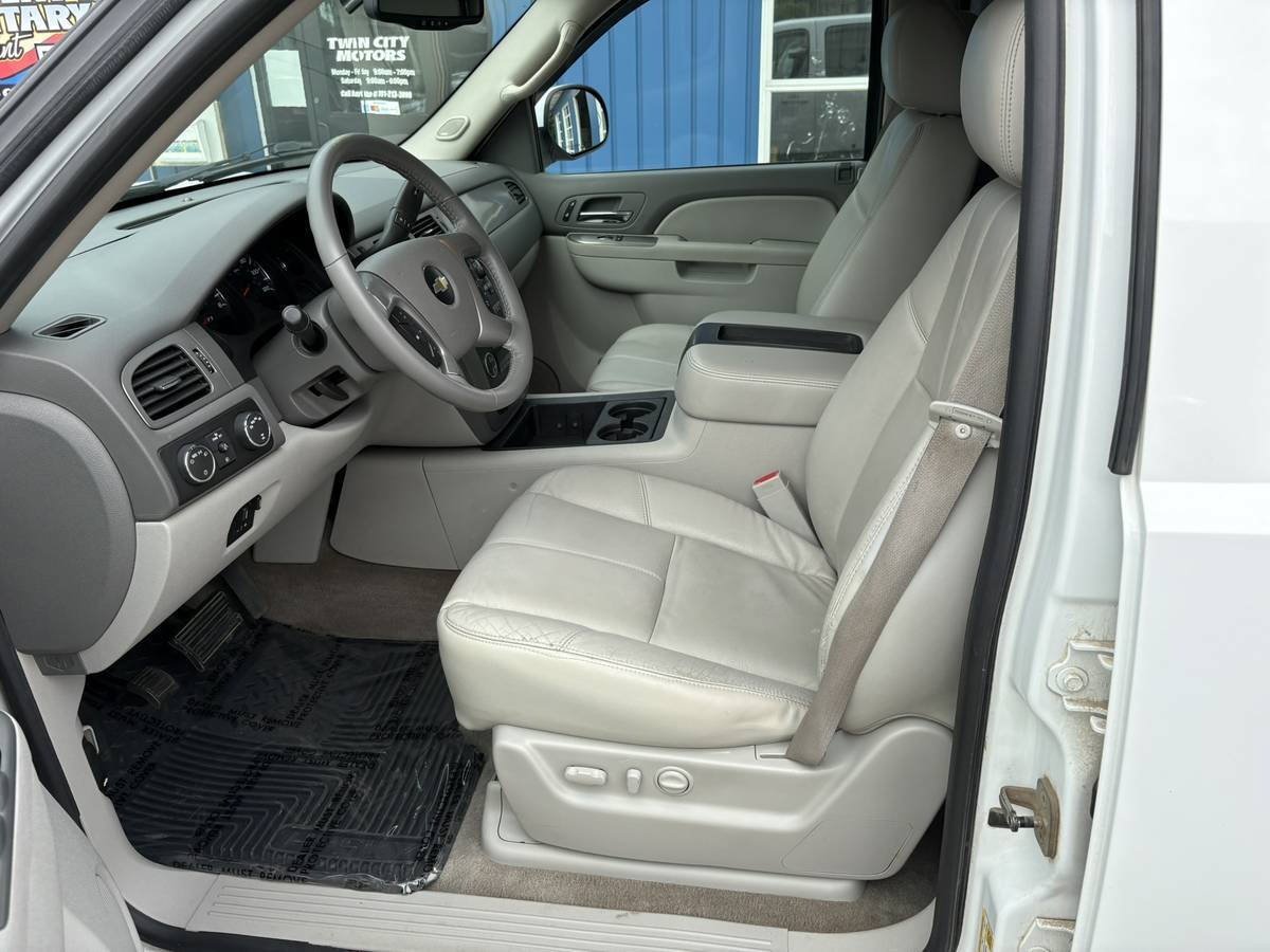 Used 2010 Chevrolet Avalanche LT w/ Luxury Package AWD/4WD image 9