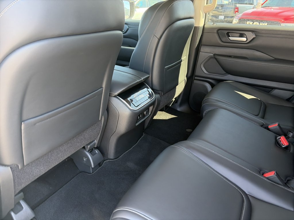Used 2025 Nissan Armada SV RWD image 26