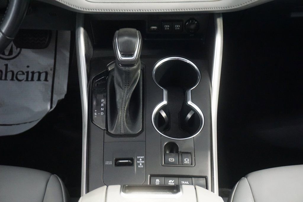 Used 2021 Toyota Highlander XLE image 29