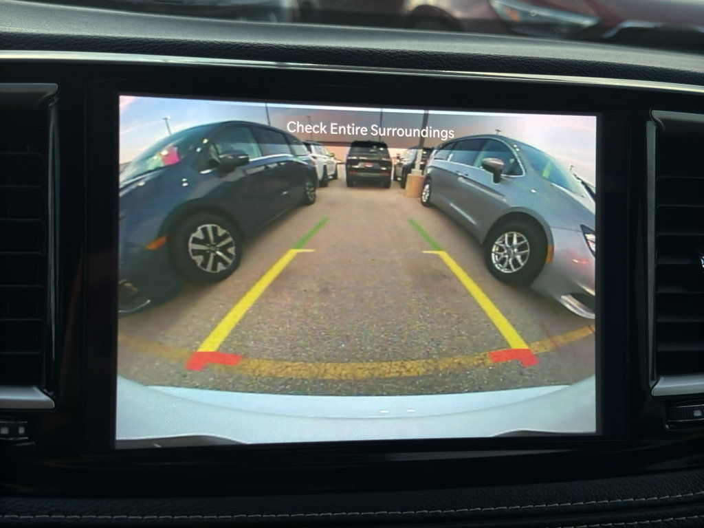 Used 2024 Chrysler Pacifica Touring-L FWD image 18