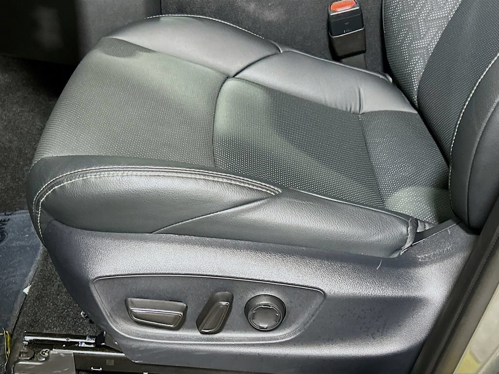 Used 2025 Toyota Tacoma Limited AWD/4WD image 16