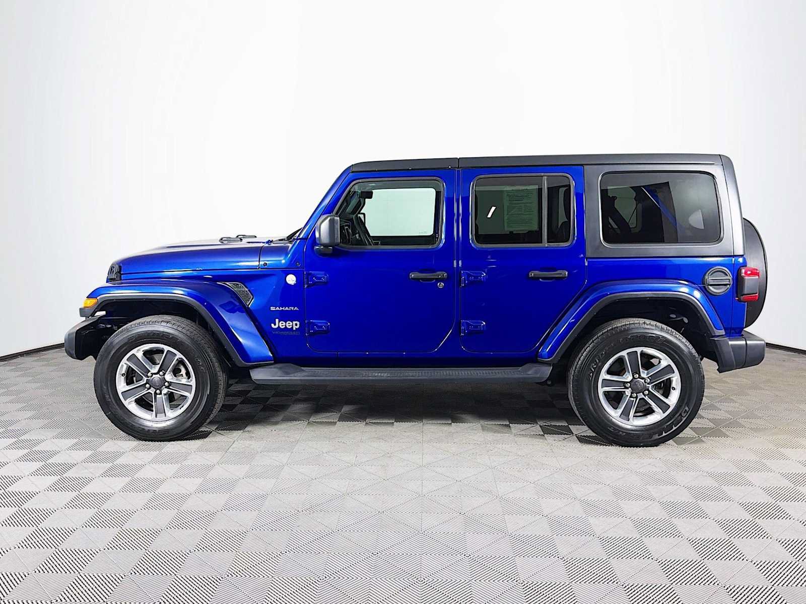 Used 2018 Jeep Wrangler Unlimited Sahara w/ Dual Top Group AWD/4WD image 8