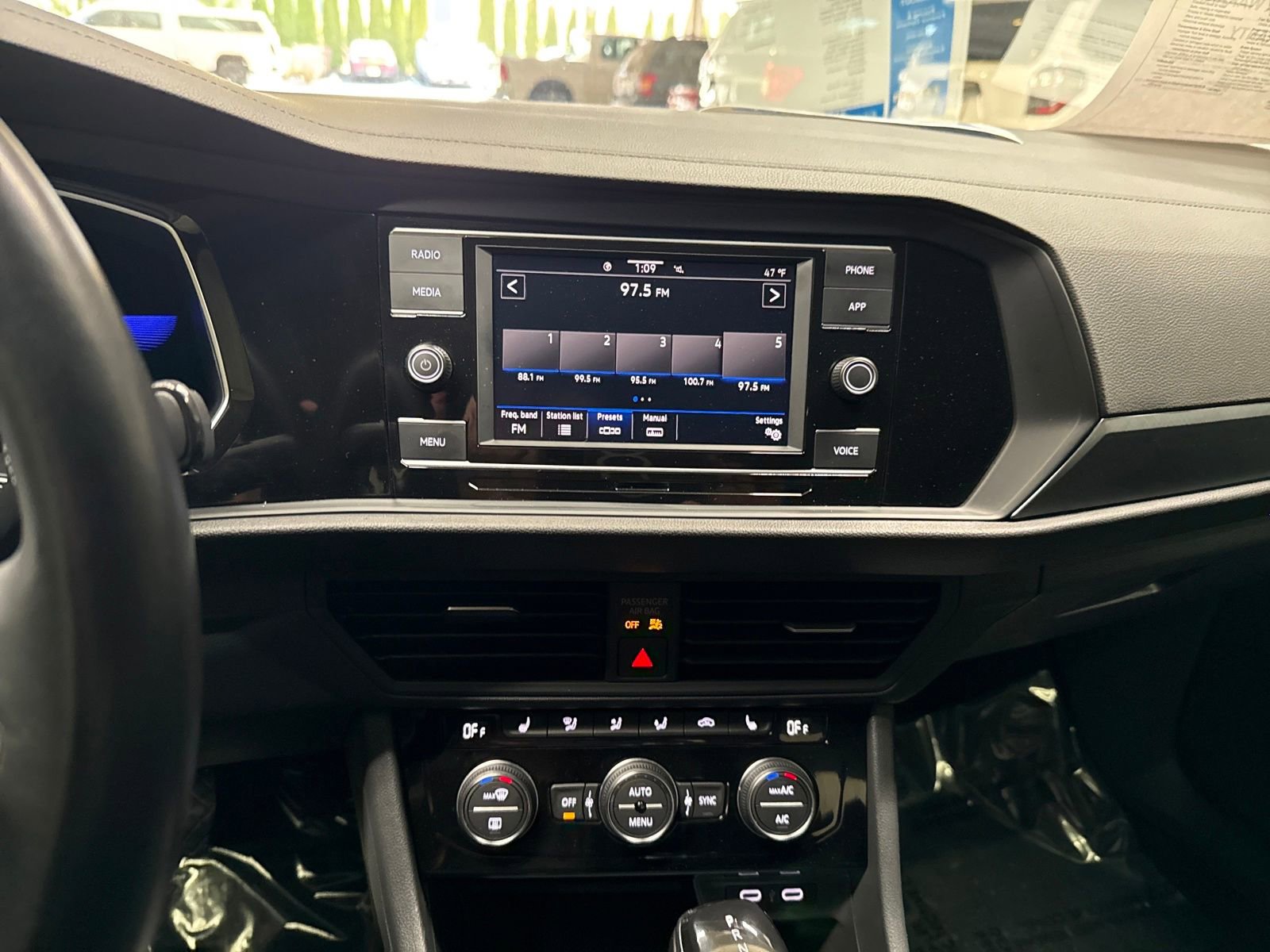 Used 2023 Volkswagen Jetta SE image 18