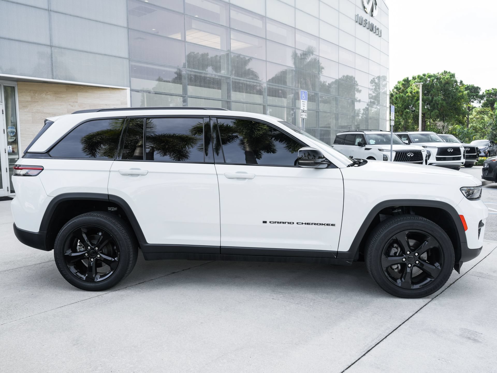 Used 2023 Jeep Grand Cherokee Altitude AWD/4WD image 11