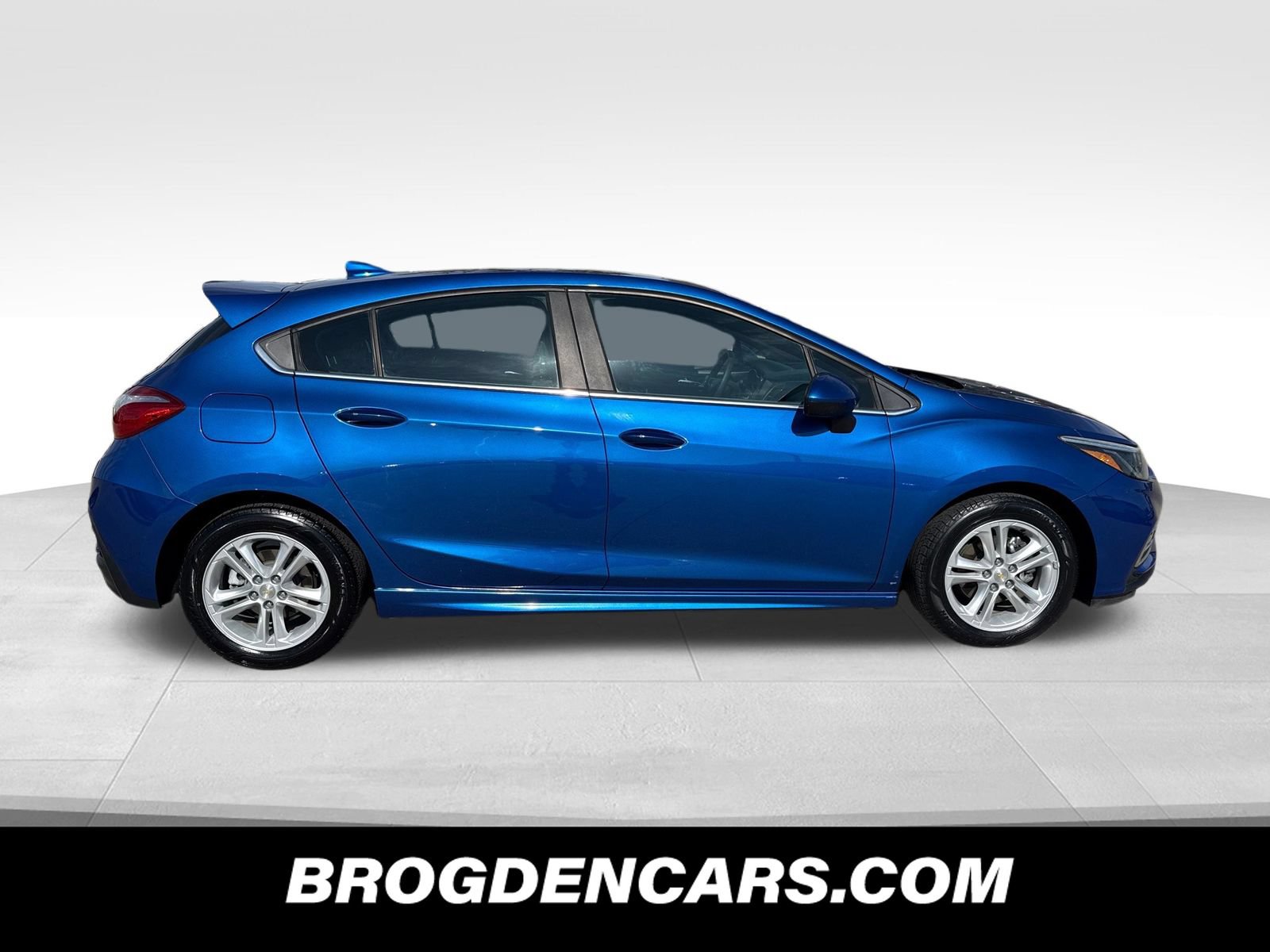 Used 2017 Chevrolet Cruze LT w/ Sun And Sound Package FWD image 2
